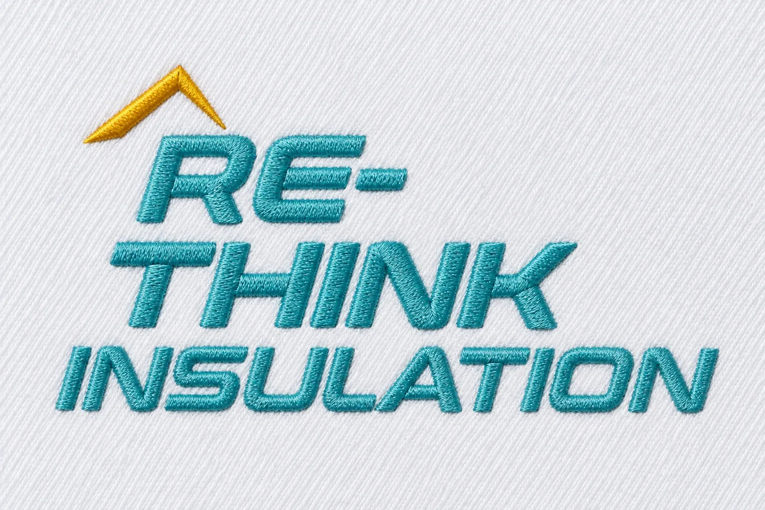 Stickansicht des bestehenden RE-THINK INSULATION Schriftzugs in Türkis mit gelbem Dach auf weißem Textil.