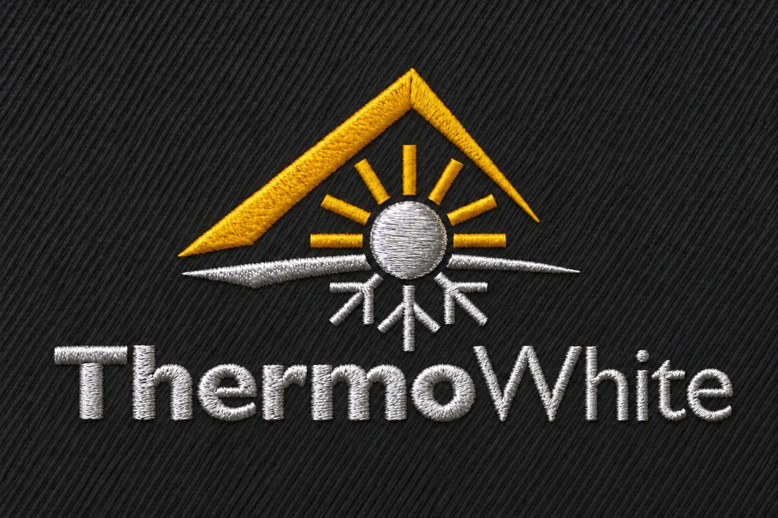ThermoWhite Logo auf anthrazitfarbenem Stoff: gelbes Dach und Sonnenstrahlen; Schrift, Schneeflocke, seitliche Elemente und EPS-Kugel in hellem Metallic-Silber.