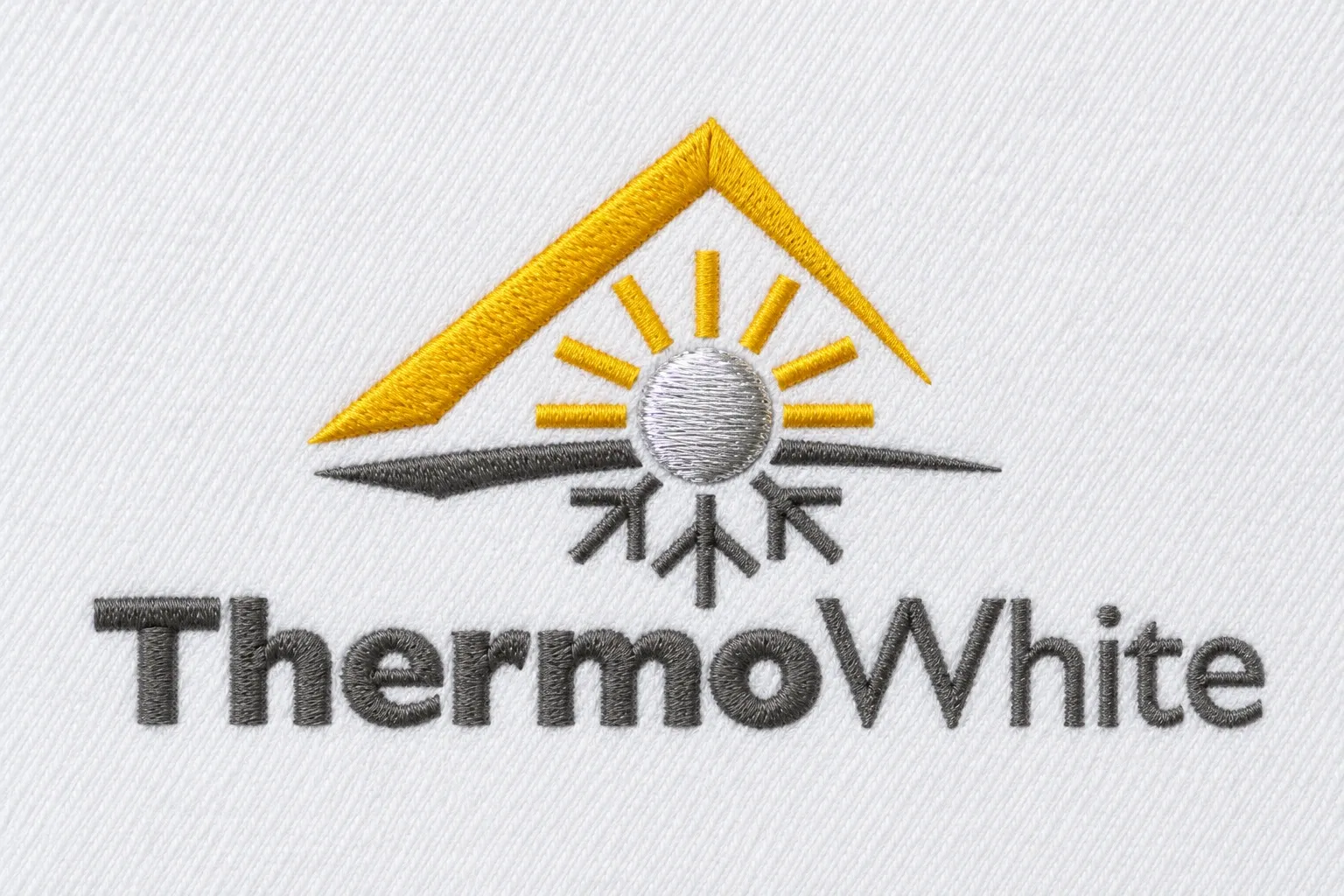 ThermoWhite Logo auf weißem Stoff: gelbes Dach und Sonnenstrahlen, graue Schrift und Schneeflocke, EPS-Kugel in hellem Metallic-Silber.